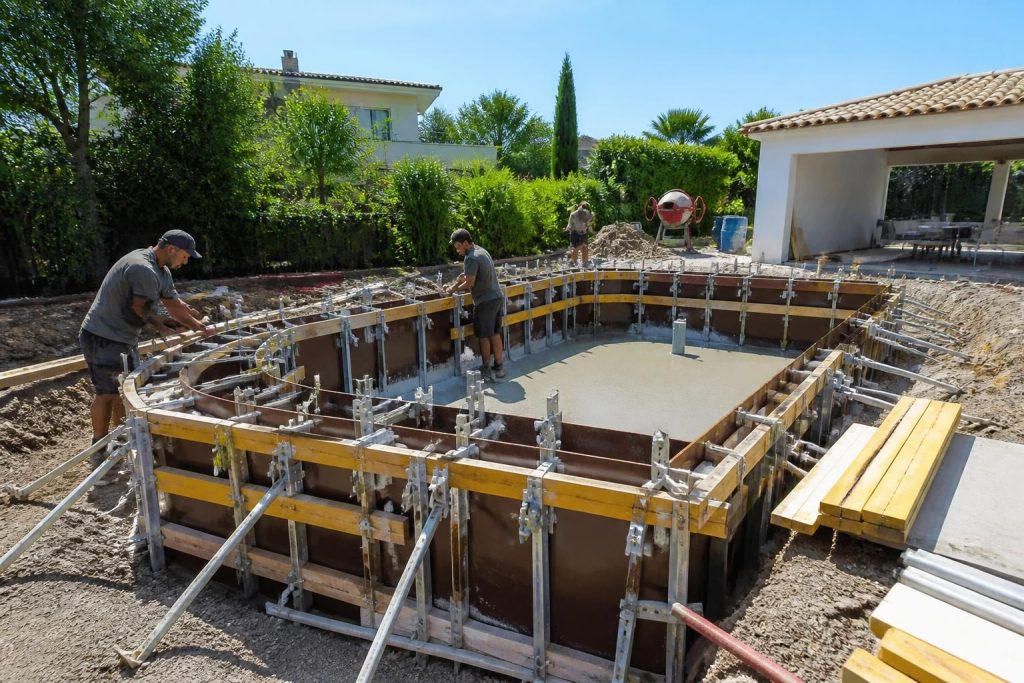 découvrez comment choisir la solution de location de coffrage idéale pour vos travaux en béton et la construction de piscines, alliant praticité et efficacité.
